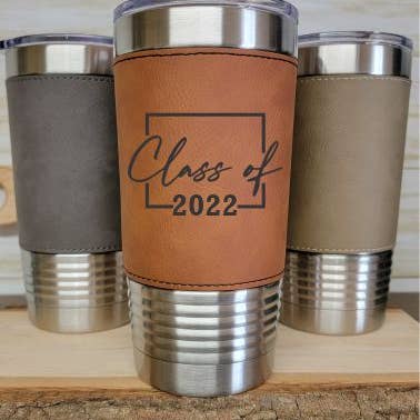 Graduation Tumbler, Graveret Læder Tumbler, Klasse af 2022 for engroshandel hos Clack Design