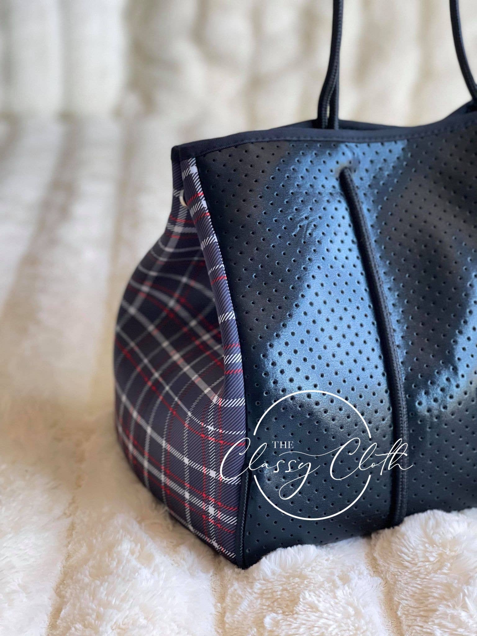 The Classy Cloth WS – wholesale Strandväska – Neopren julväska - svart Ctr med röda och svarta rutiga sidor3