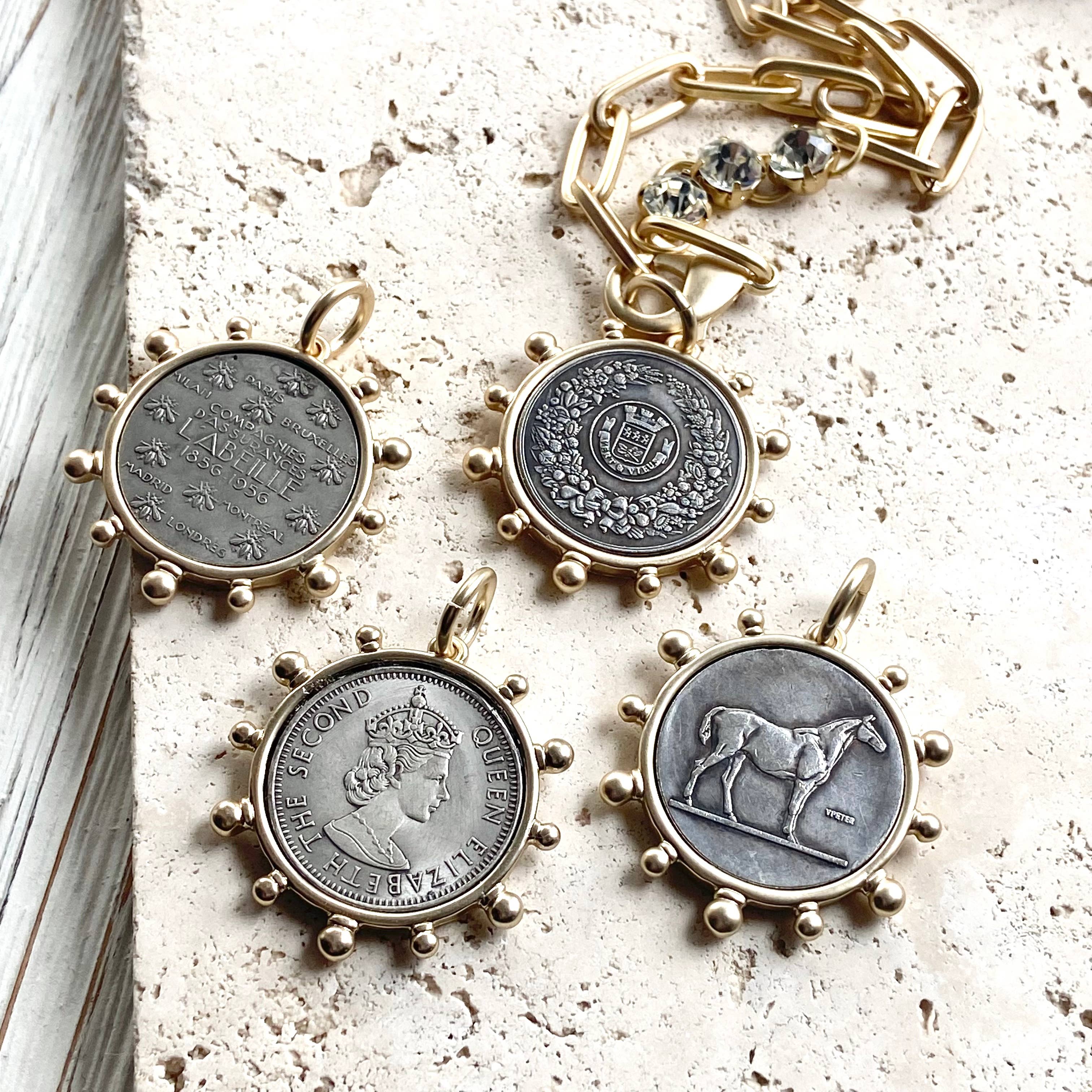 VB&CO Designs Handmade Jewelry - Vente Colliers à pendentif - Médaillon représentant un cheval, une reine de l'équitation et une abeille17