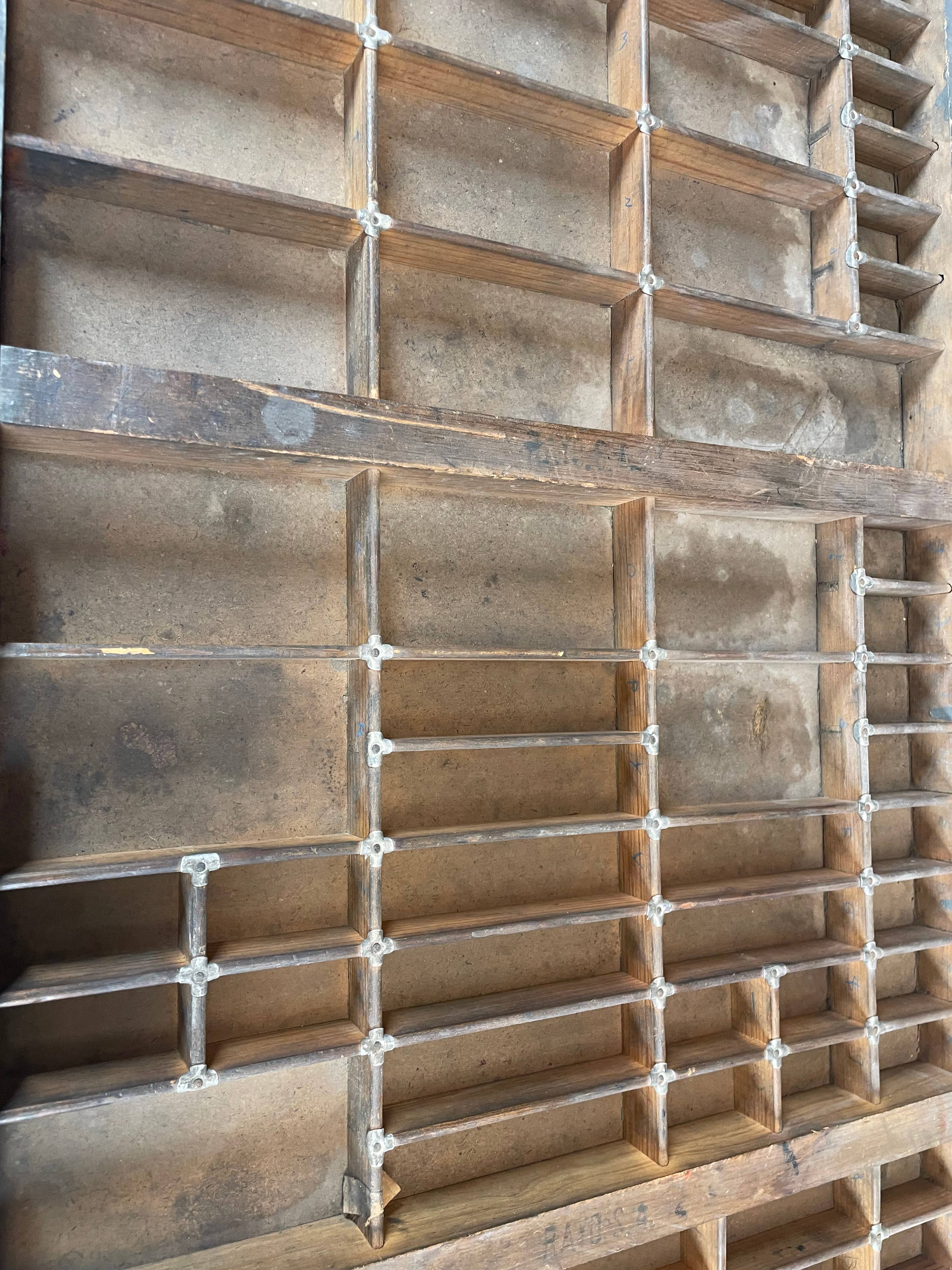 My Amigos Imports – Engroshandel Pyntebakke – Vintage trykpresse bogstavbakker-antik-17x32-stor-#606