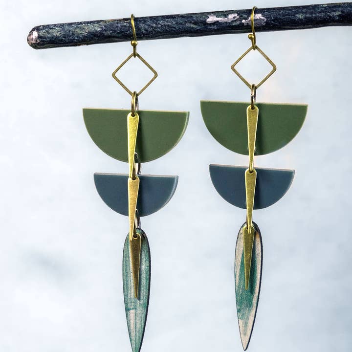 Sunward Jewelry and Hats – wholesale Hängande örhängen – Rebel - Akryl och Läder