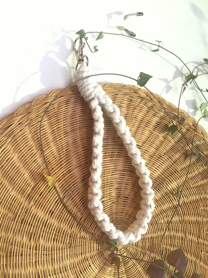 Polsini in macramè boho in 11 colori con chiusura argento per la vendita all'ingrosso da parte di Ruby Moon Decor