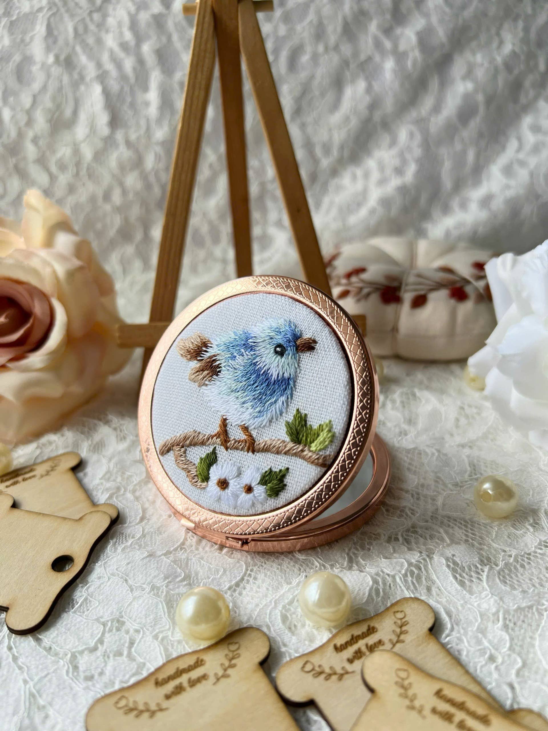 Maple Dream Store – Engroshandel Kompaktspejl – Lomme-spejl med vintage blomstermotiv, håndbroderet15