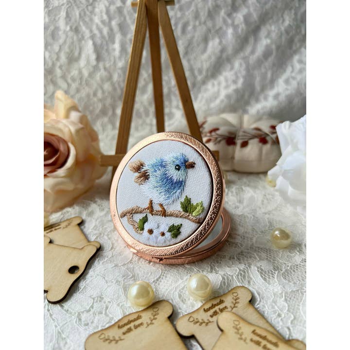 Maple Dream Store – Engroshandel Kompaktspejl – Lomme-spejl med vintage blomstermotiv, håndbroderet15