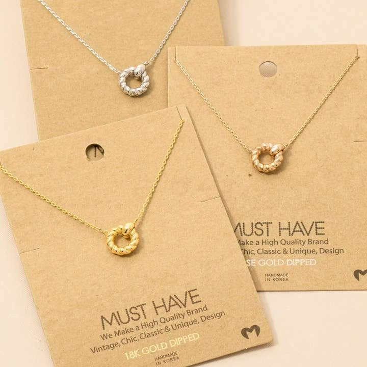 Fame Accessories – Großhandel Kette mit Anhänger/Charm – Halskette mit verdrehtem, goldfarbenem Anhänger