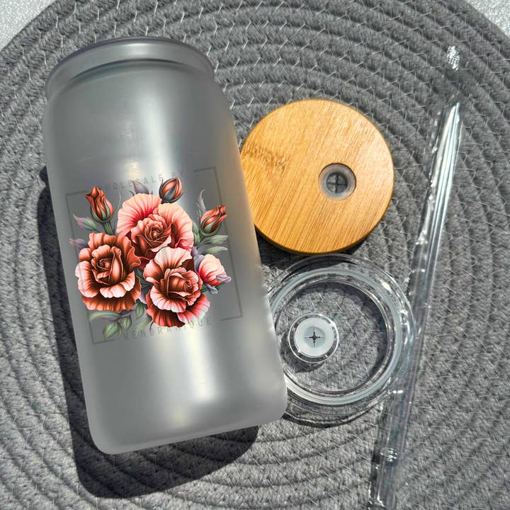 Verre de 16 oz avec couvercle en bambou et paille - Roses de couleur foncée (UV190) pour la vente par Wholesale By Kendranique