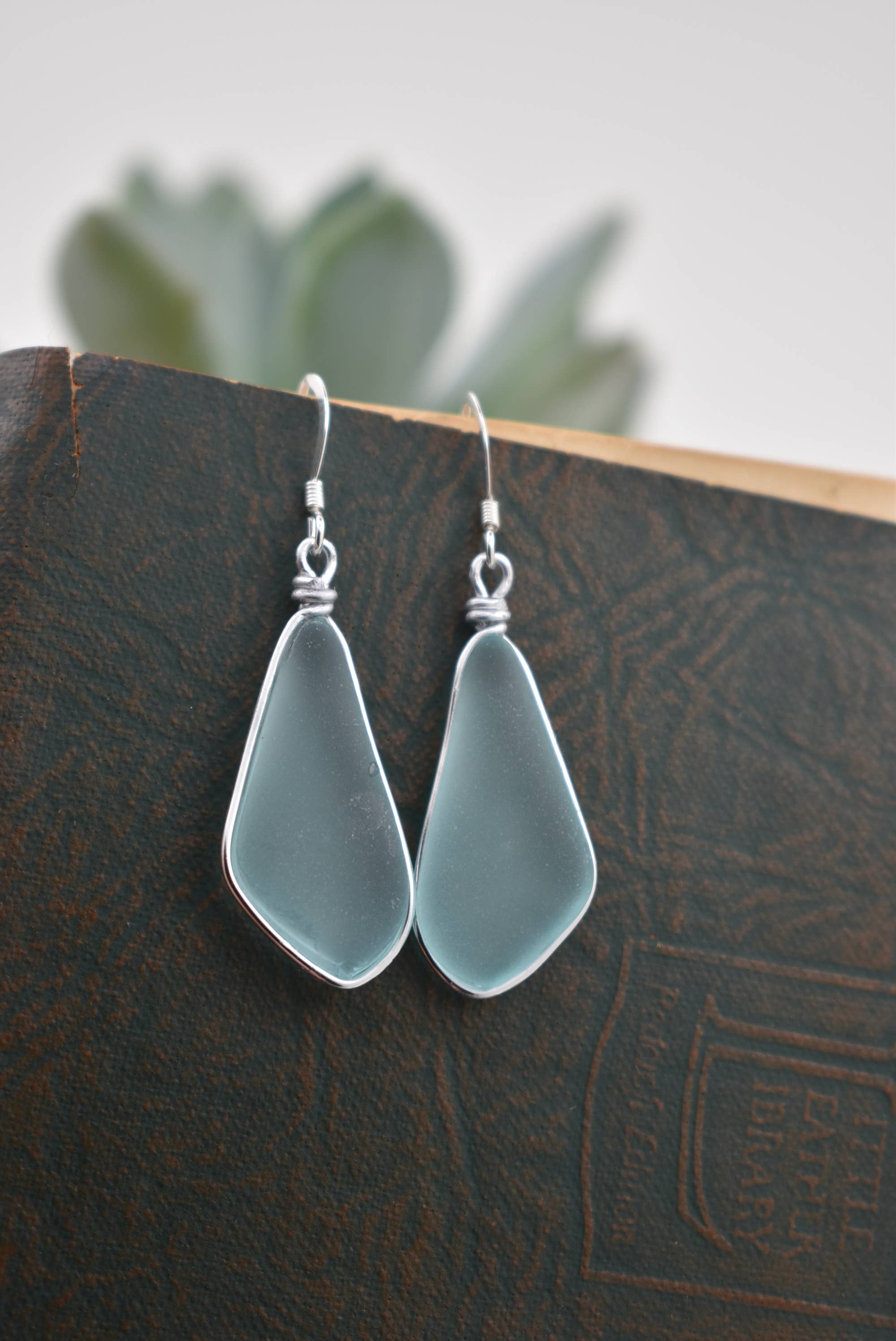 Whitelotus Design - Vente Boucles d'oreilles pendantes - Boucles d'oreilles en forme de goutte en verre bio Solo - Matériaux écologiques1