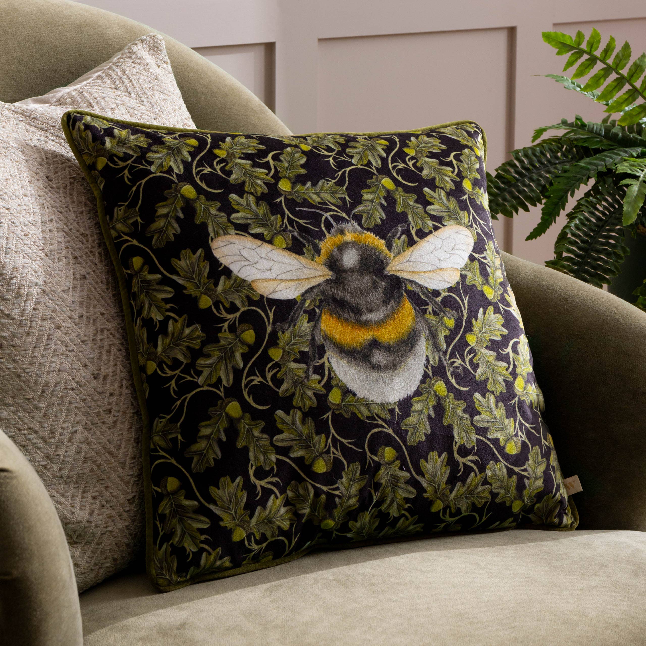 Abeja Cojín de terciopelo Braywick Orville con diseño de abeja de venta al por mayor en Faire0