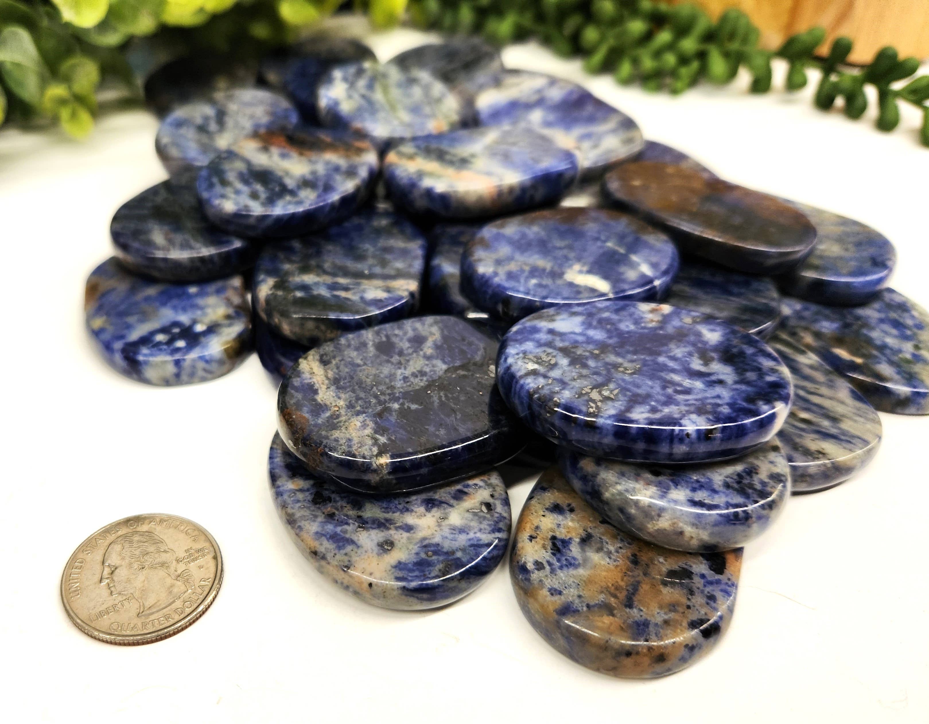 Meraki Gemstones – Engroshandel Spirituelle sten og krystaller – Sodalit flad glat oval sten (0,5 kg/1,1 lbs) -45x35x7mm2