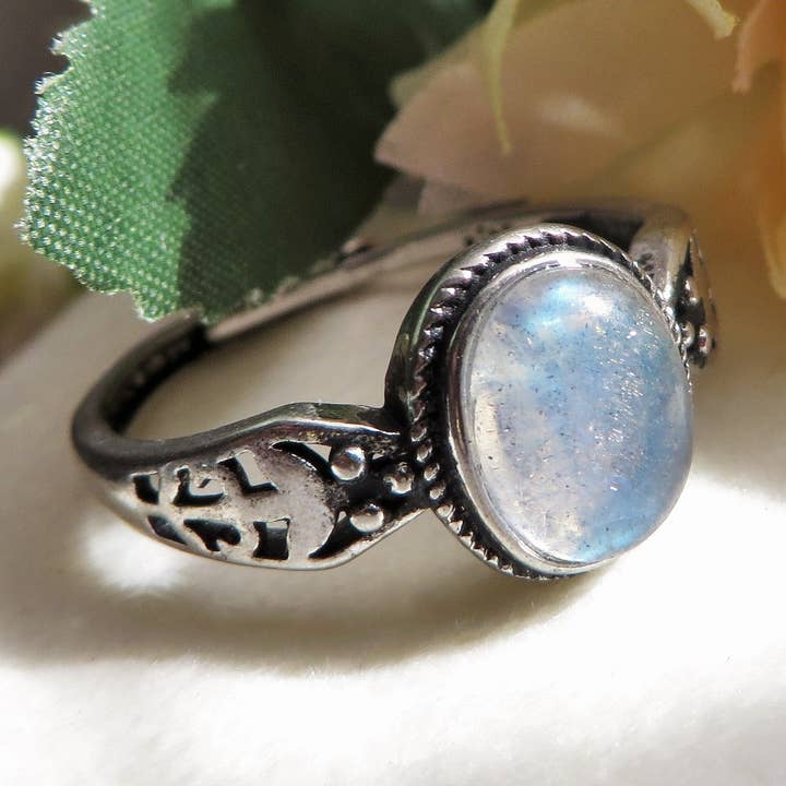 BOHEMIAN CHAAYA ~ Anello regolabile in Pietra di Luna grigia 10 MM - grey Moonstone naturale for wholesale on Faire0