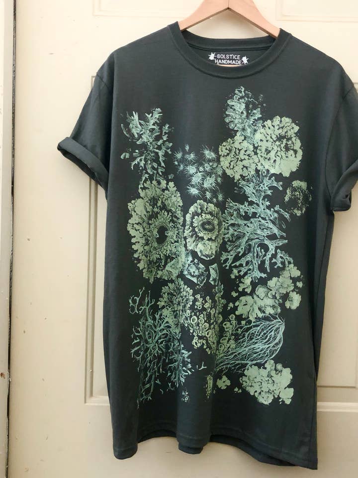 T-shirt en coton biologique Lichen pour la vente par Solstice Handmade