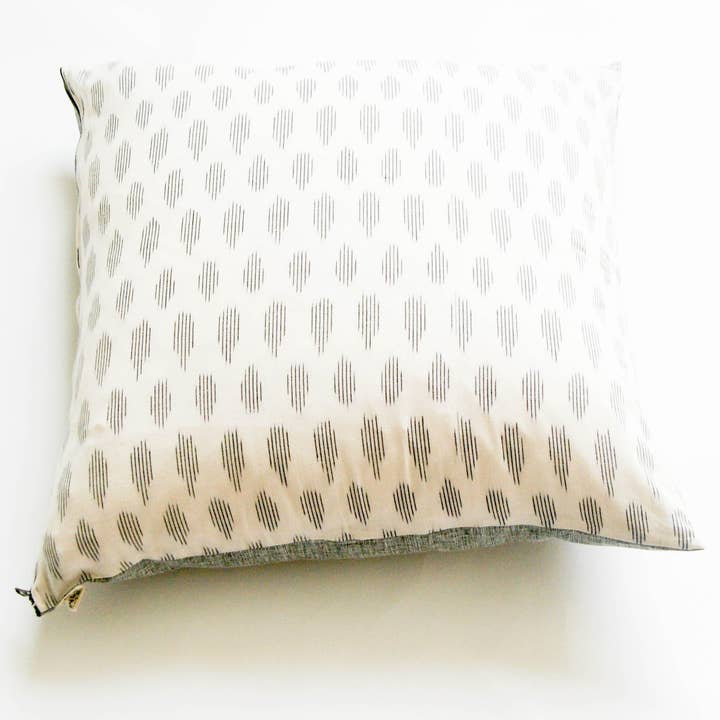 Vit Modern Dot bomull Ikat kudde 22 x 22 för wholesale av Rustic Loom