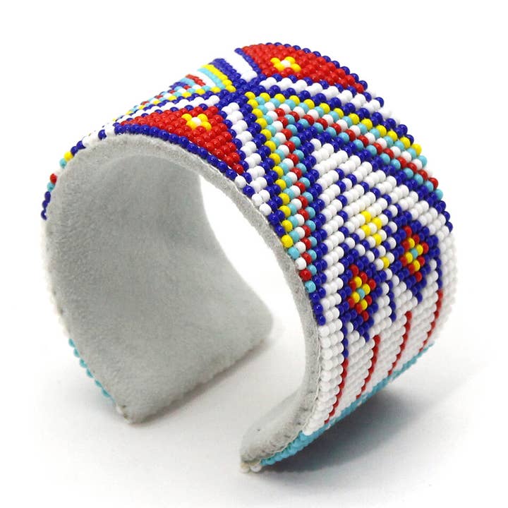 Pulseira Artesanal com Missangas - Padrão Geométrico Branco Vermelho Azul - Ajustável e Flexível por atacado de BEADS CORNER