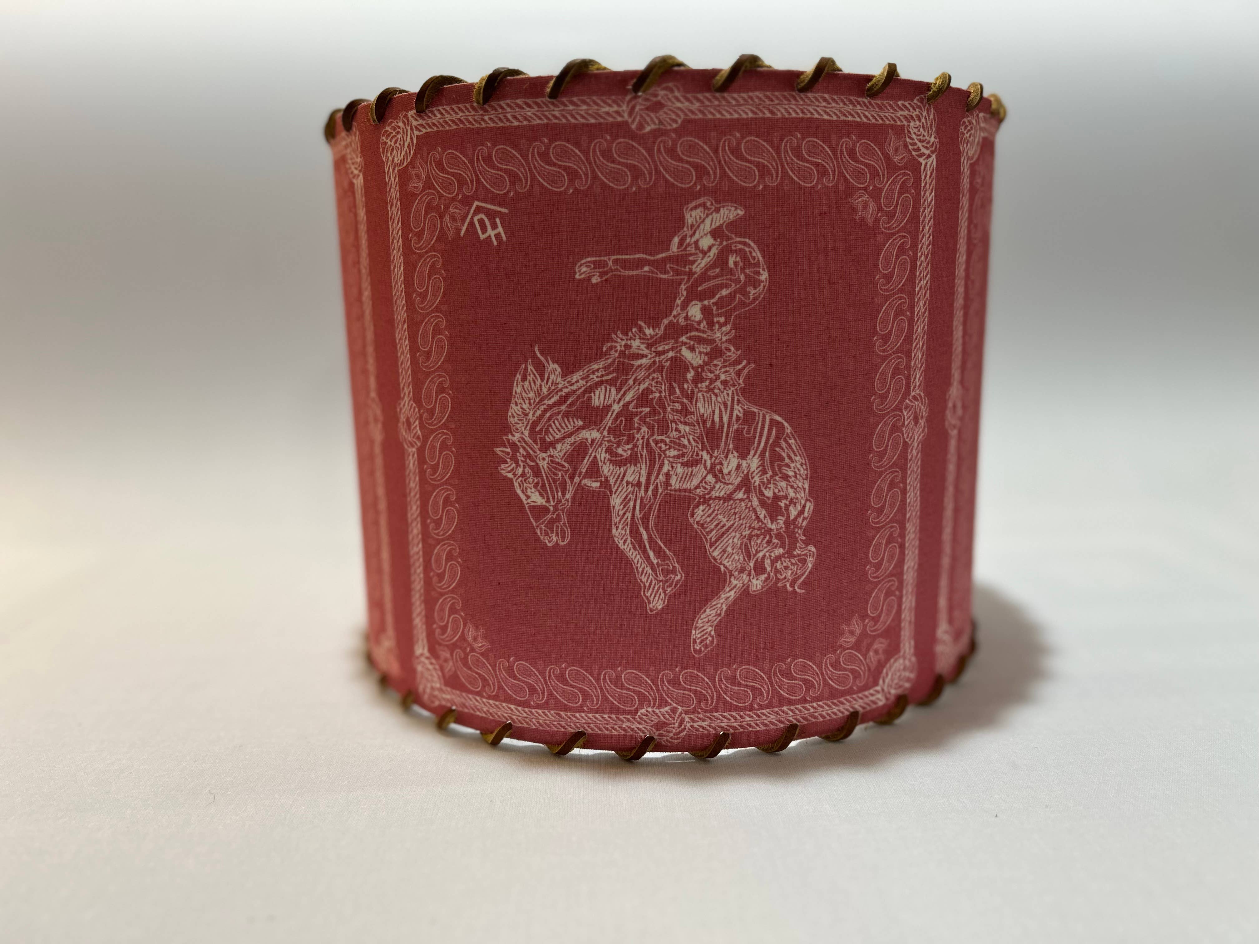 Red Dirt Ranch Clothing Company - Vente Abat-jours - Abat-jour Bandana Bronc Rouge Chambray Grand 14 pouces2