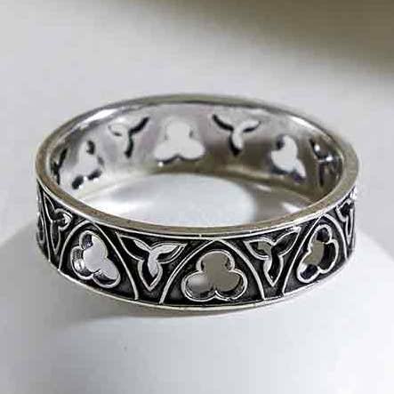 Sterlingsølv ring med gotisk vinduesmotiv for engroshandel hos Nina Designs
