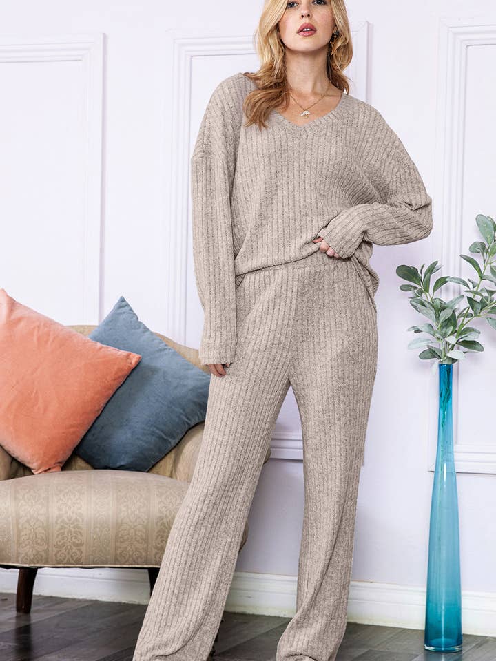 Khaki Slouchy geribbelde gebreide loungewear-set met V-hals en broek voor wholesale door Kristine Leah
