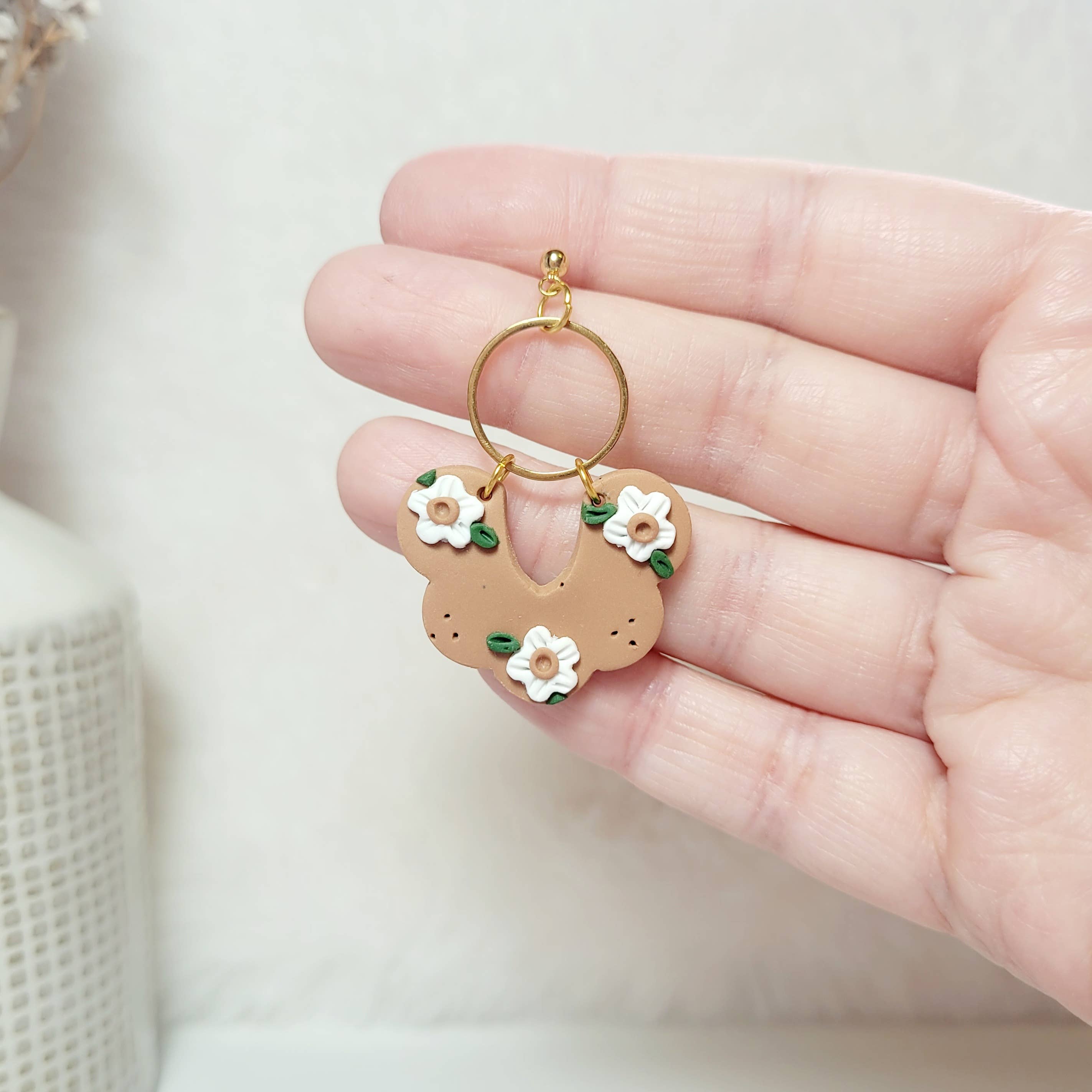 Spiegel Clay - Wholesale Dangle Earrings - Arch with white flowers1