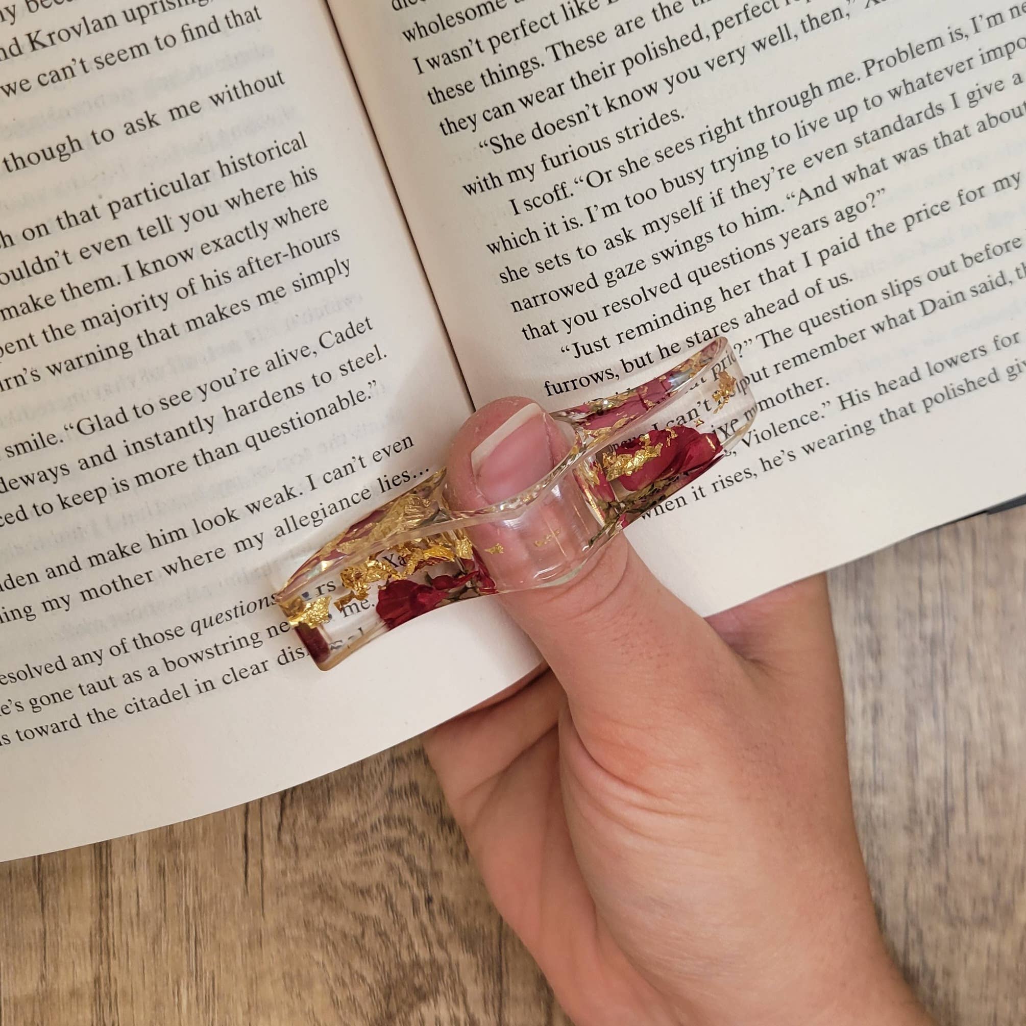 Botanically Bookish - Vente Marque-page - Porte-pages de livre floral, épandeur de pages avec pouce en forme de fleur1