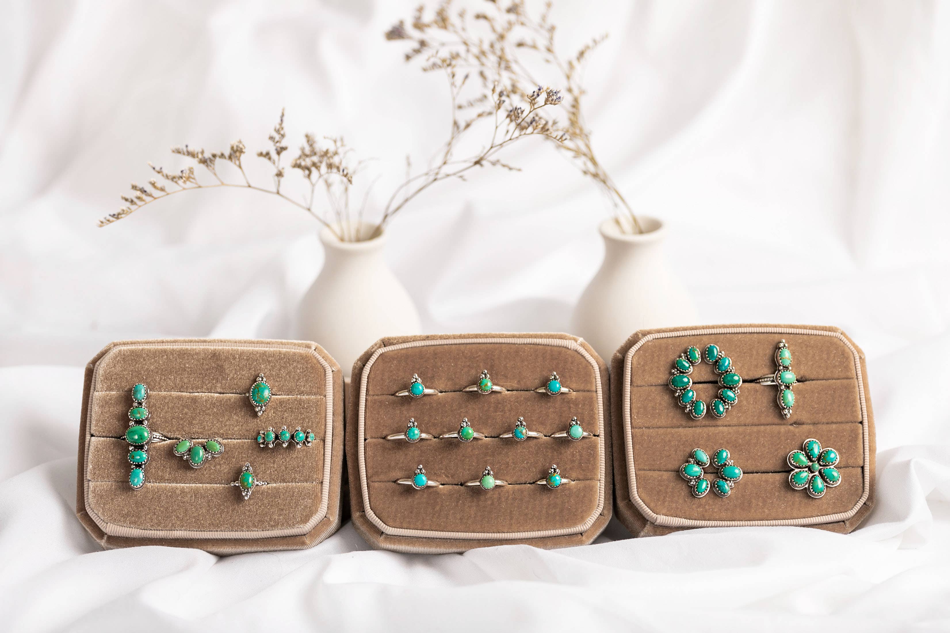 Moxie Maine - Vendita all'ingrosso Anelli multipietra - Anello curvo Luna in argento 925 con pietre multiple turchesi4