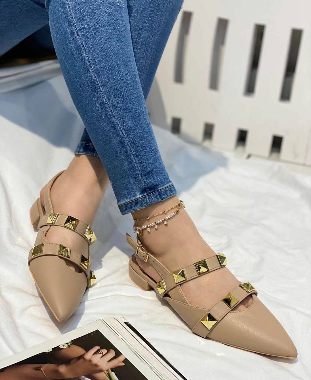 Vera Shop – Großhandel Flache Schuhe – Damen – Ballerina-Mules mit goldfarbenen Nieten4