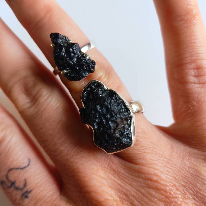 Sacred Ceremony – wholesale Smycken – Hans & hennes tibetanska tektite silverringar