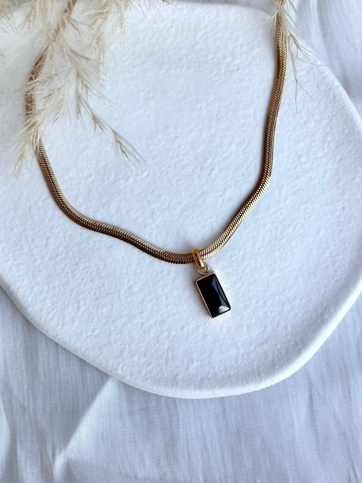 DUESTELLE ITALIA – wholesale Pendant/charm necklace – Eclipse Noir - Necklace with black rectangular pendant5