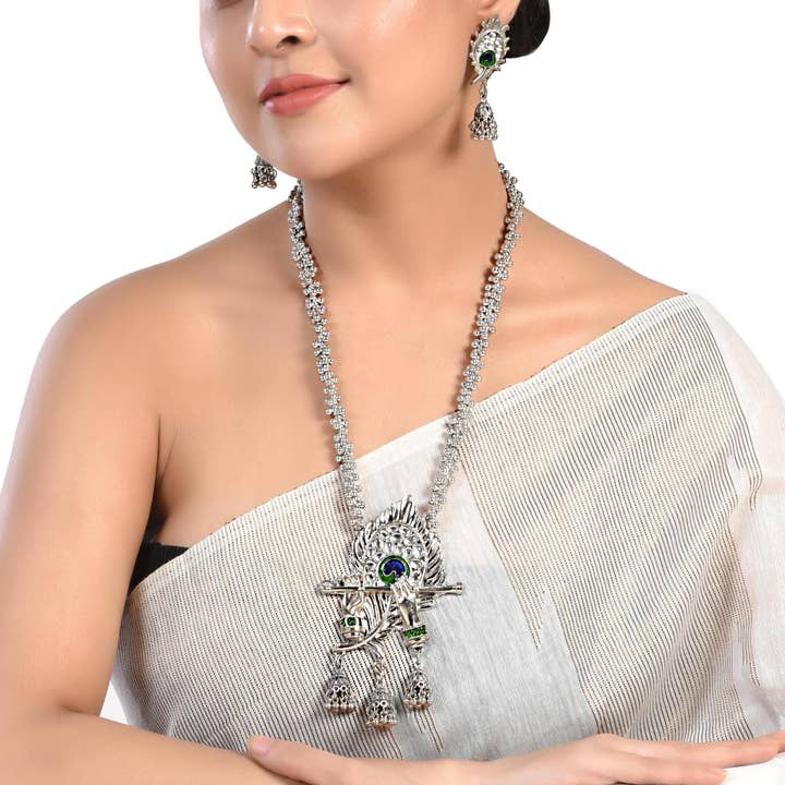 Ensemble de collier en argent oxydé avec flûte et plume de Krishna pour la vente par Vastrabhushan