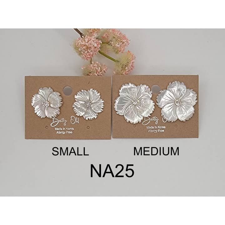 Orecchini a perno con conchiglia in madreperla per la vendita all'ingrosso da parte di BETTYOH INC