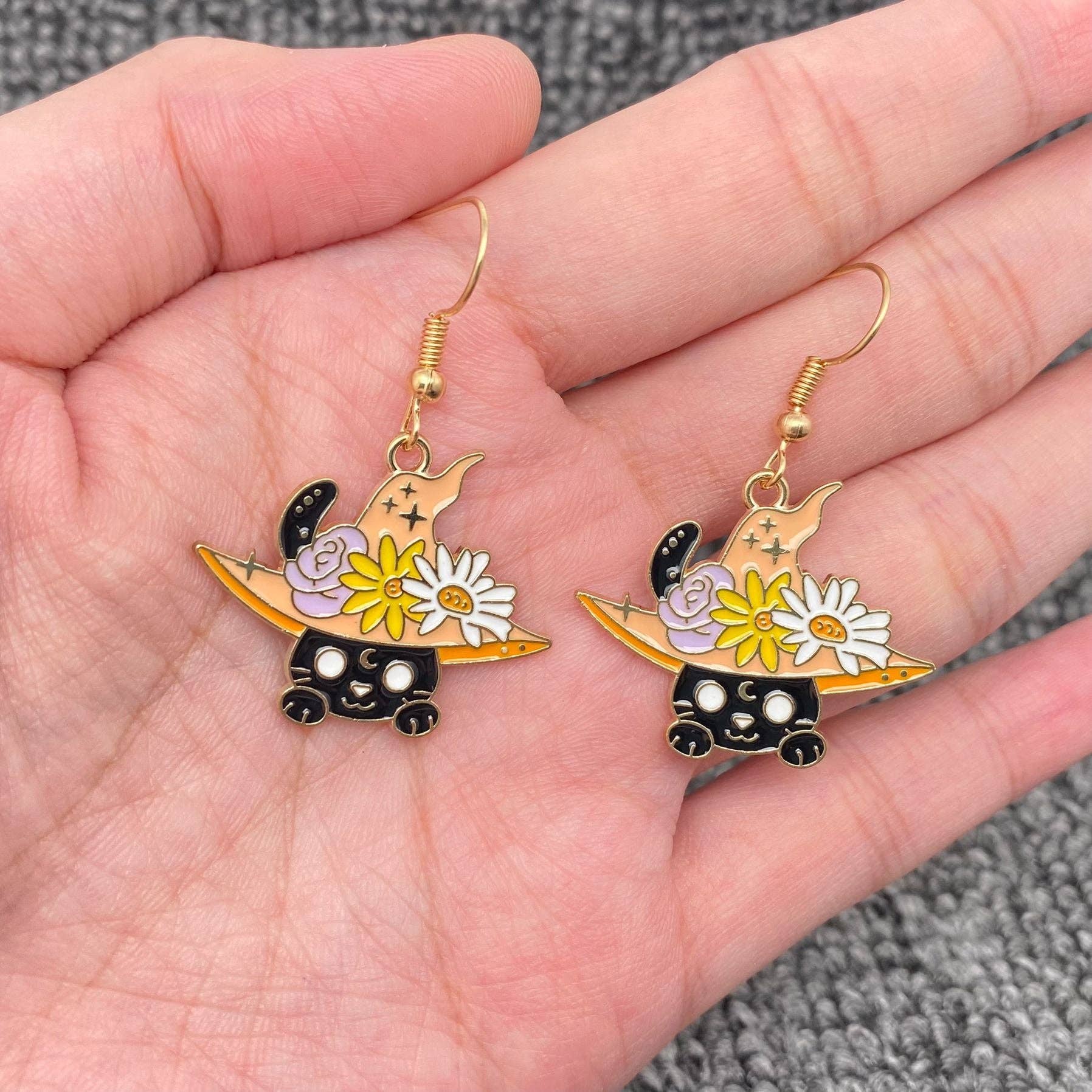 Mio Queena - Wholesale Hangende/ronde oorbellen - Oorbellen met emaillen bloemen en magische kat in diverse stijlen3