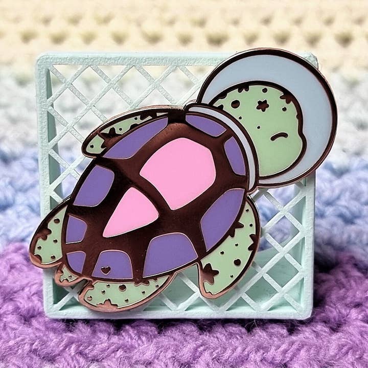 Astronaut Schildkröte Pin | Vergoldete Hartemailnadel für den Großhandel von FuzziesArtDesigns