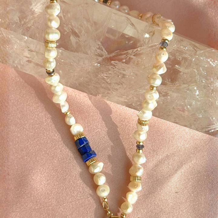 Perlehalskæde med perler | Guldfyldte perler & lapis ædelsten for engroshandel hos Camille Jewelry