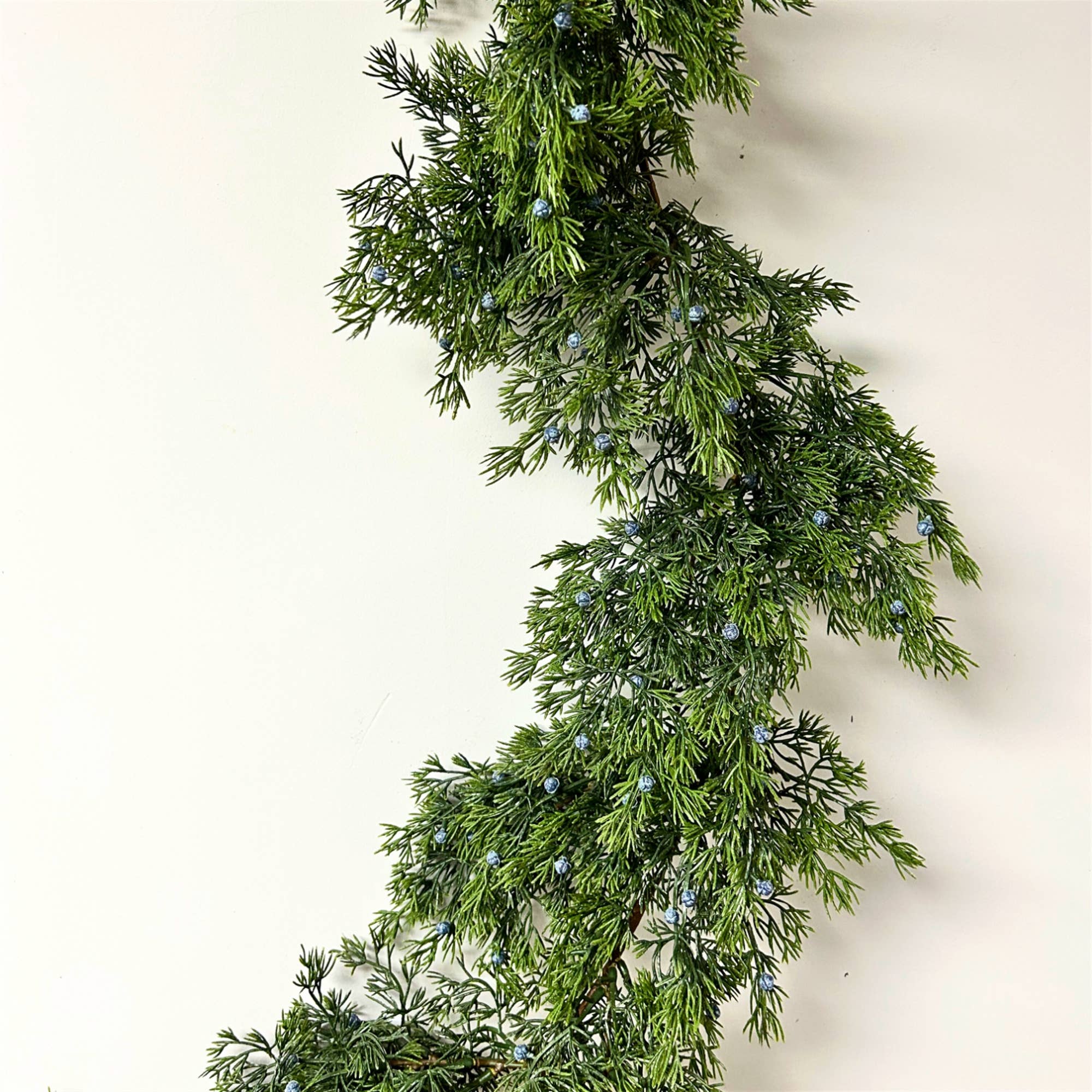 David Christopher's Collection - Wholesale Christmas Decoration - Juniper Berry Garland 60"1