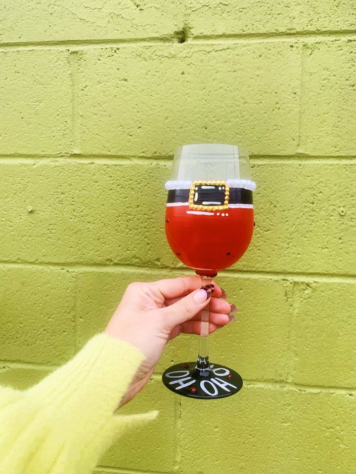 Håndmalet bedazzled Santa vinglas for engroshandel hos Madison O'Brien Art