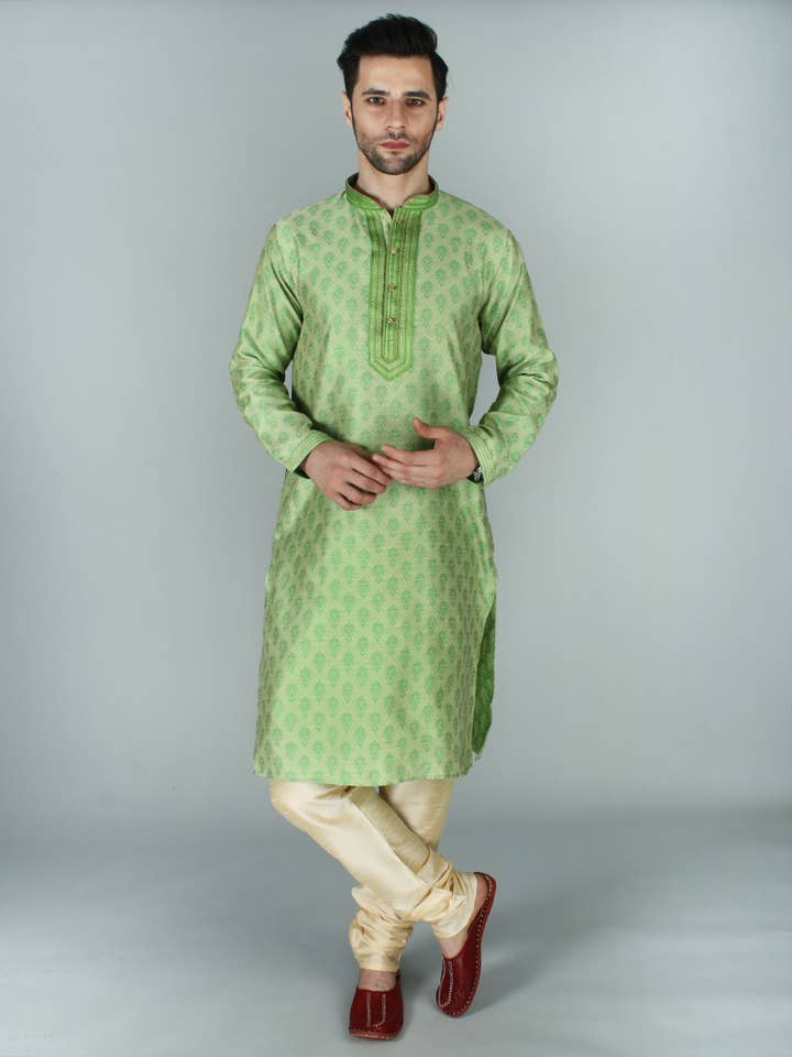 Ensemble de pyjama Kurta damassé riche avec fil et motif Zari Work pour la vente par Exotic India Art