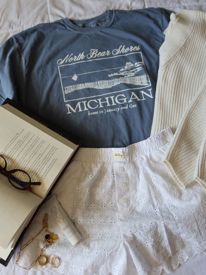 T-shirt Rives de l'Ours du Nord pour la vente par House of Jupiter