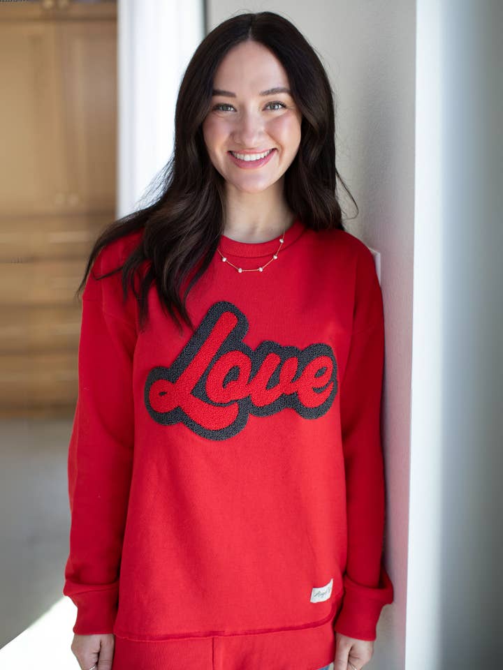 Valentijnsdag Liefde Rode Varsity High Low Grafische Sweater voor wholesale door August Bleu