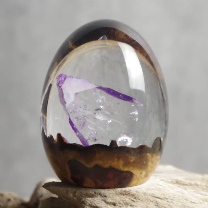 hars presse-papier edelsteen geïnspireerd sculptuur handgemaakt cadeau bureau decor miniatuur landschap epoxy kunst ei-vormig object hout en hars aandenken ambachtelijk verzamelobject woondecoratie uniek ornament display stuk cadeau voor haar hars kunst object voor wholesale door House of Shokunin