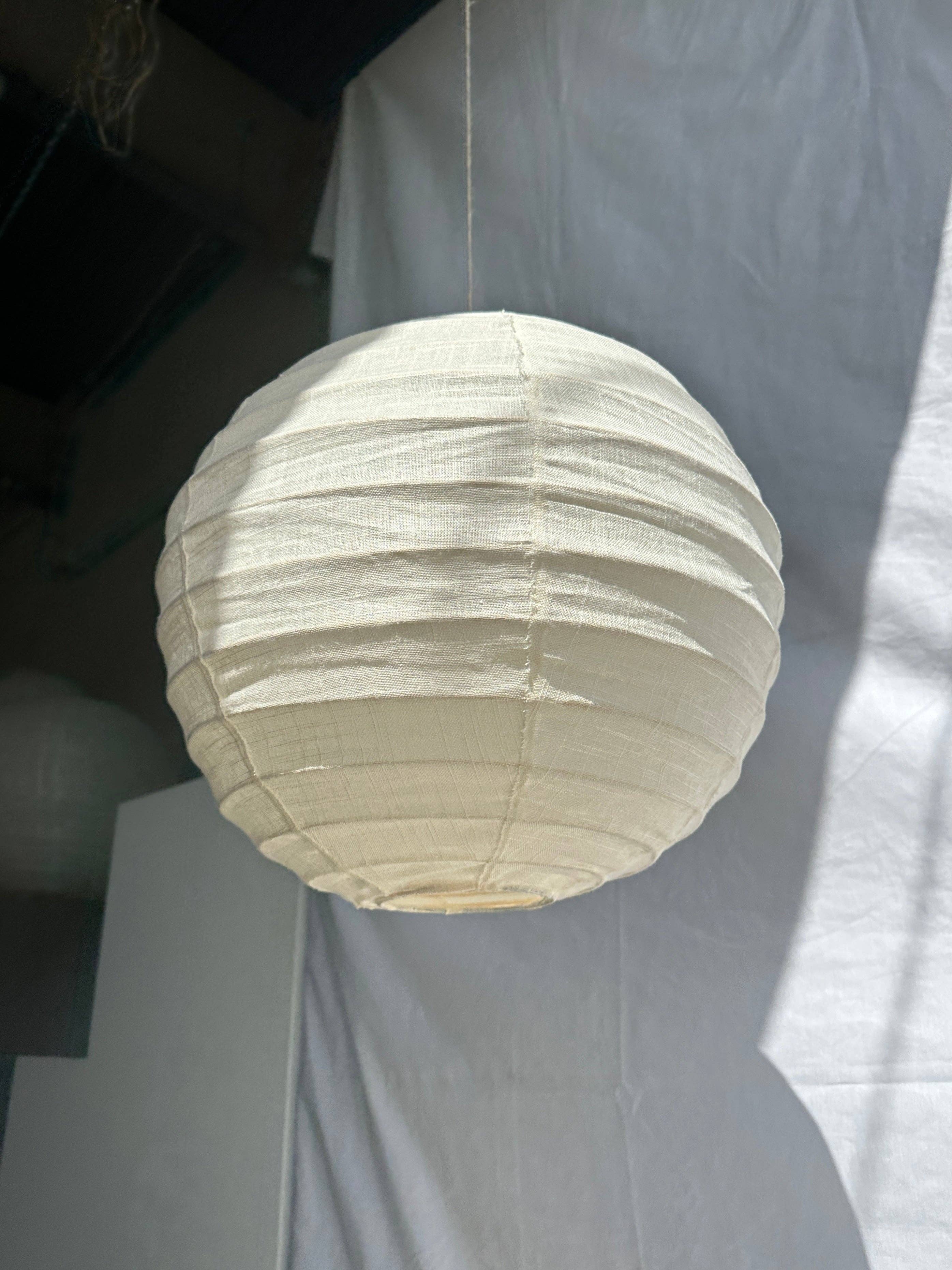 Office Objets - Wholesale Chandelier/Hanging Light - Medium round Japanese-style pendant light in rattan and natural linen D:4012
