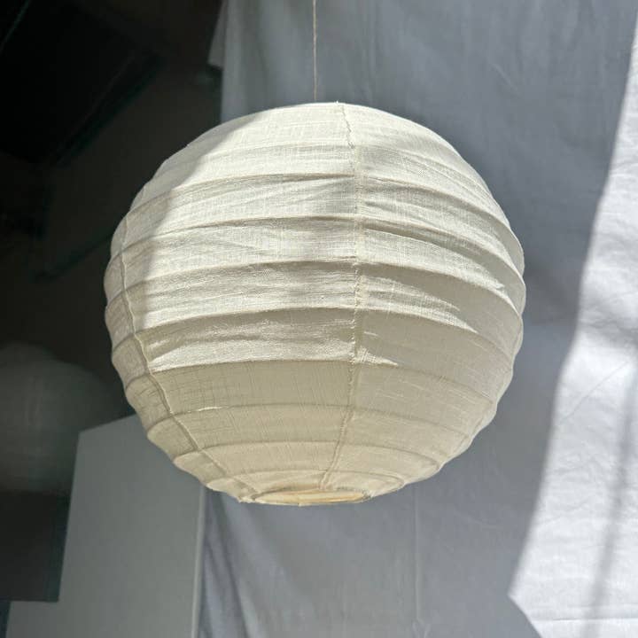 Office Objets - Wholesale Chandelier/Hanging Light - Medium round Japanese-style pendant light in rattan and natural linen D:4012
