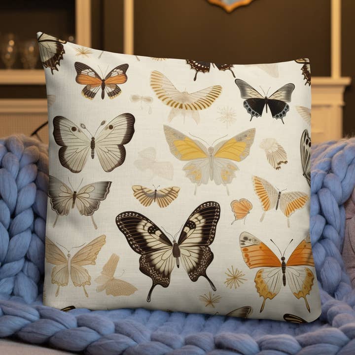 Coussin Premium Décoratif et Confortable des Amoureux des Papillons pour la vente par Grit with Grace, LLC