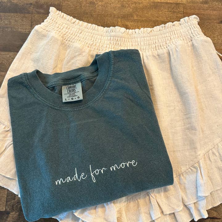 made for more tee | Blue Spruce för wholesale av EJ Exclusives