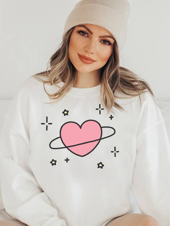 Hjärta Saturn Grafisk Tröja - Vit | Estetisk kollektion för wholesale av KOKO + FOX WHOLESALE
