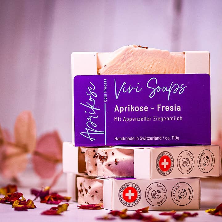 Savon artisanal au lait de chèvre Abricot - Fresia pour la vente par ViviSoaps