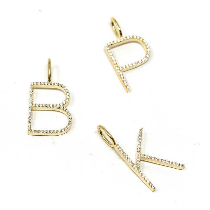 Breloques initiales élégantes pour la vente par The Sis Kiss