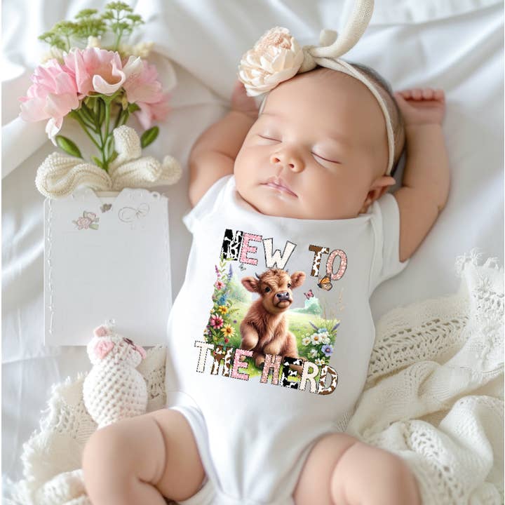 Novo To The Herd Highland Heifer Cute New Baby Farm Onesie por atacado de AvaryMaeInspirations