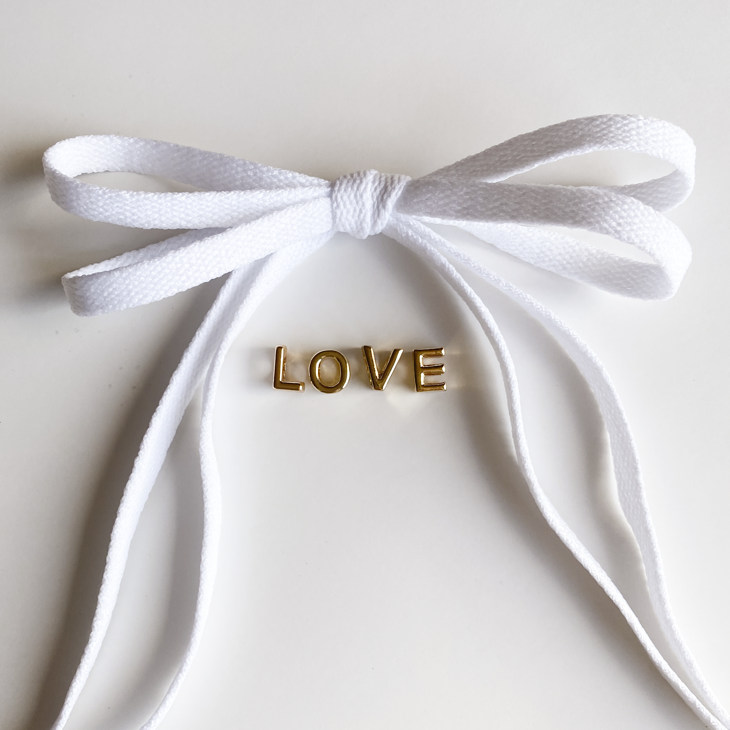 Leo & Lee Studio - Wholesale Shoelaces - Unisex - Love Sneaker Charm Sets - Gold LOVE with Red & White Laces4