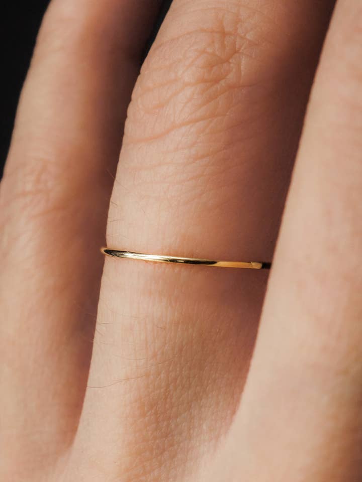 Anello impilabile ultra sottile, con riempimento in oro 14 carati. per la vendita all'ingrosso da parte di Hannah Naomi