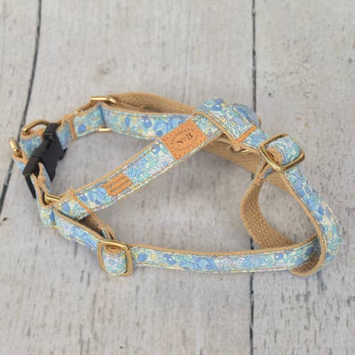 Pettorina a fiori blu chiaro da 3/4» per la vendita all'ingrosso da parte di Finnegan’s Standard Goods