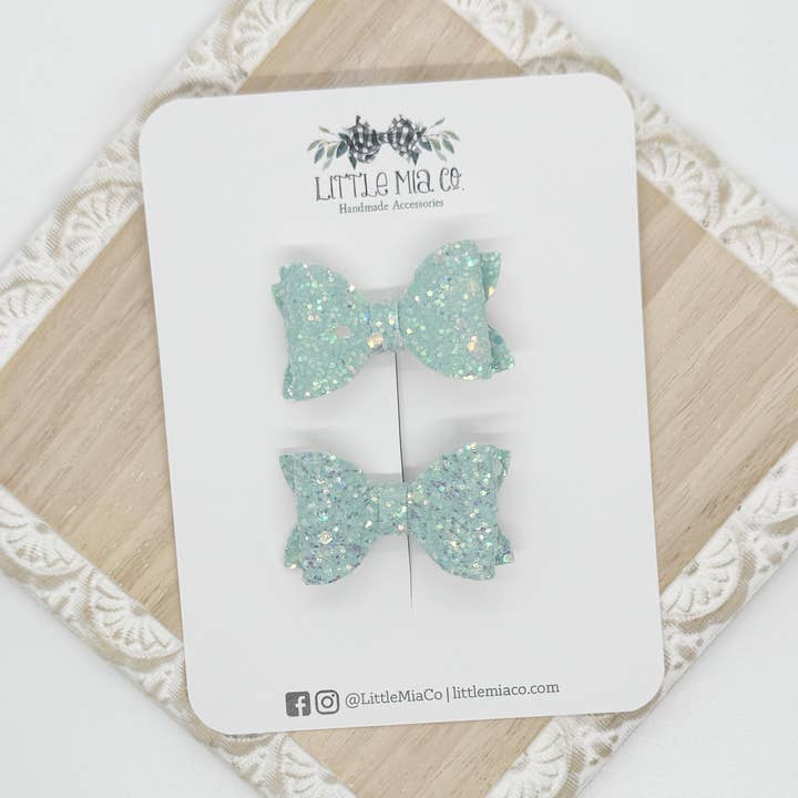 Helles Türkis Glitzer Lucy Schweinchen-Clips für den Großhandel von Little Mia Co.