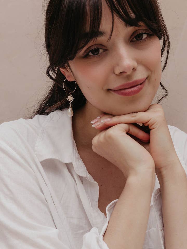 Silverpläterade Sun & Pearl Drop Hoops för wholesale av Aloë Earrings